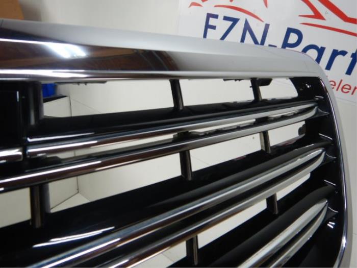 Mercedes-Benz Maybach W222 Grille 360 Camera