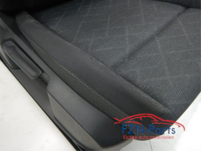 VW Golf 8 Interieur Stof Comfortline met Deurpanelen RHD 2.0 TDI GTD 143527 01-09-2020 07-03-2024
1.0 eTSI