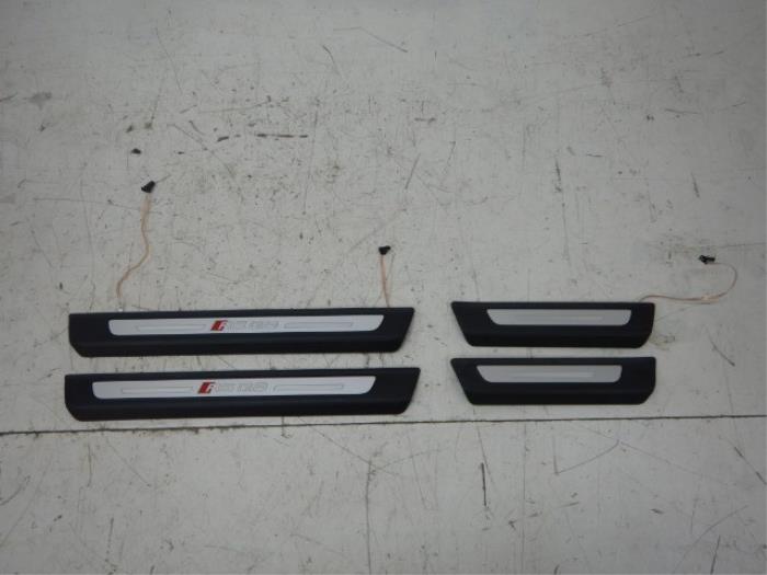 Sierstrip Audi Q8 (22739312)