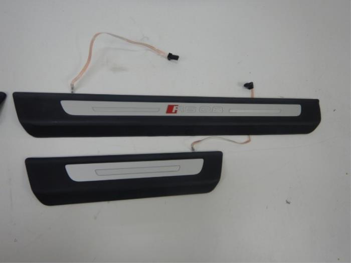 Sierstrip Audi Q8 (22741050)