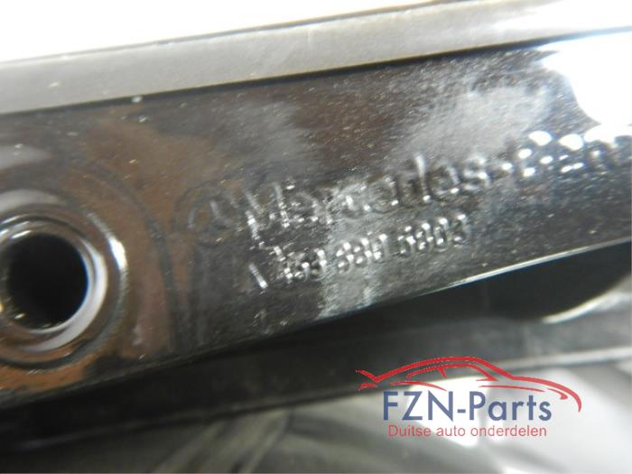 Wielrand achter Mercedes G-Klasse (22743551)