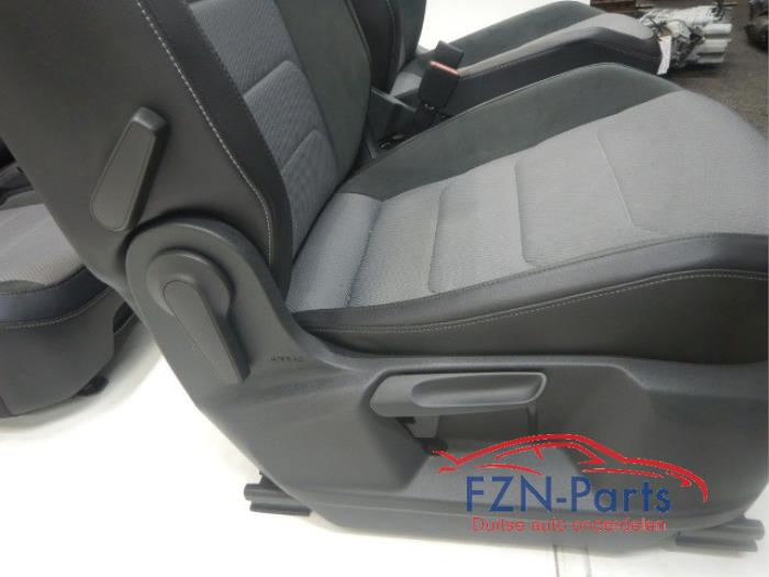 VW Tiguan 5NA R-Line Interieur Alcantara Stof Leer Verwarmd Voorstoelen hoogteverstel en verwarmbaarAirbags voorAirbags Achter overzettenZonder deurpanelenOude airbags retourInterieur, Stof, Leer, Alcantara, Tiguan 5NA