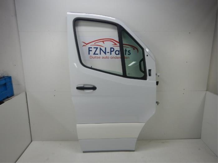 Mercedes-Benz Sprinter W910 Portier Rechts-voor