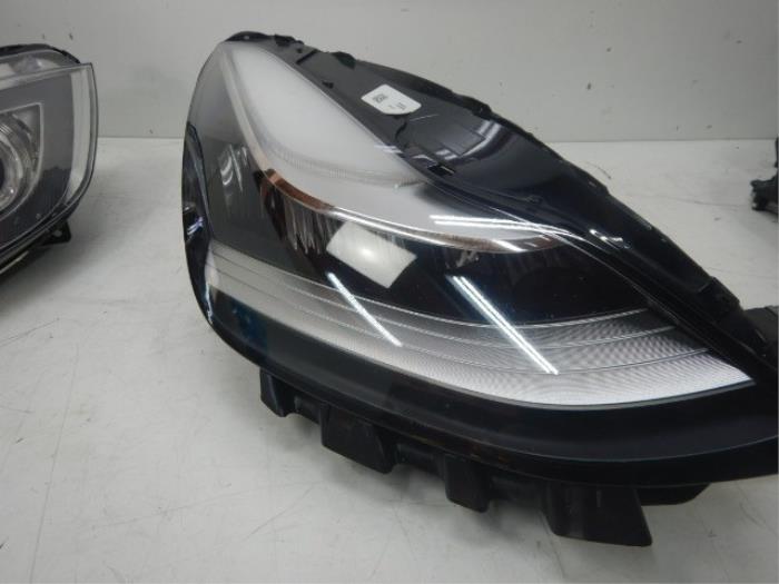 Tesla Model 3 Volled Koplamp Rechts
