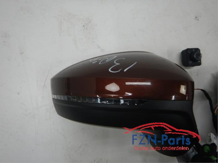 VW Tiguan 5NA Spiegelset Inklapbaar Side-assist LR8Y Bruin Elektrisch verstel verwarm en inklapbaarMist side assist lampjeHome comingKleur: LR8Y Ginger brown13/15 draadsZij buiten spiegel set links rechts compleet inclusief schakelaar