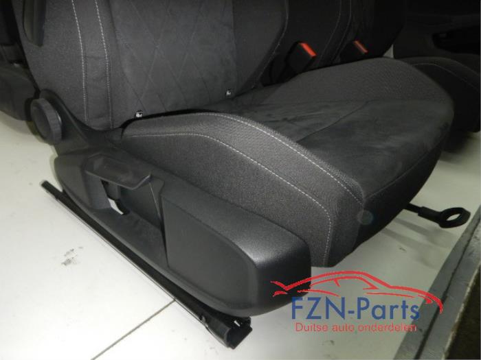 VW Golf 8 5H Interieur Stof Alcantara met Deurpanelen Voorstoelen elektrisch hoogteverstelbaarMassage MIST MODULE Eigen airbags overzetten GEEN STOELVERWARMING5 deurs , Interieur , Stof Alcantara , Stoel Stoelen Achterbank Deurpaneel
