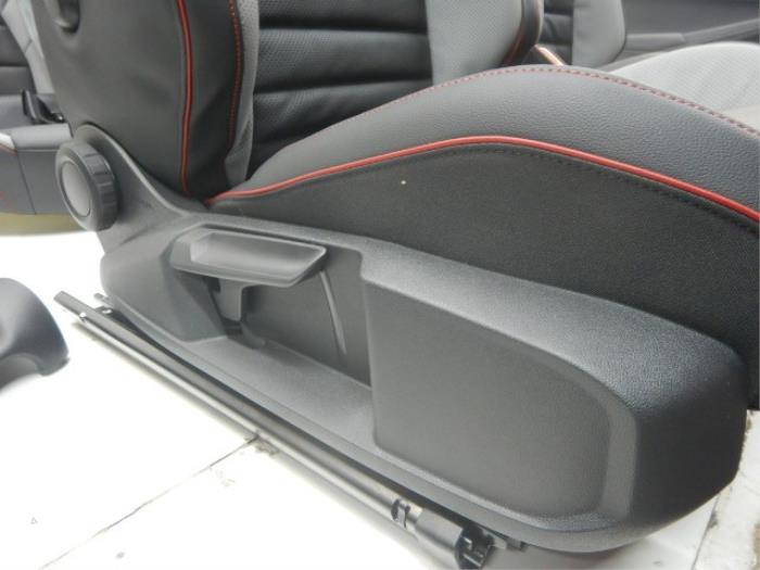VW Golf 8 Facelift GTI Interieur Leer Compleet Zwart Grijs Rood Voorstoelen Memory, Elektrisch Verstelbaar, VerwarmbaarVerkoelbaar Deurpanelen Verlicht Geen AirbagsInterieur, Compleet 2.0 GTI Clubsport
