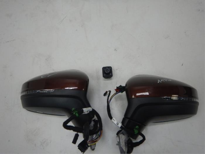 VW Tiguan 5NA Spiegelset Inklapbaar Side-assist LR8Y Bruin Elektrisch verstel verwarm en inklapbaarMist side assist lampjeHome comingKleur: LR8Y Ginger brown13/15 draadsZij buiten spiegel set links rechts compleet inclusief schakelaar