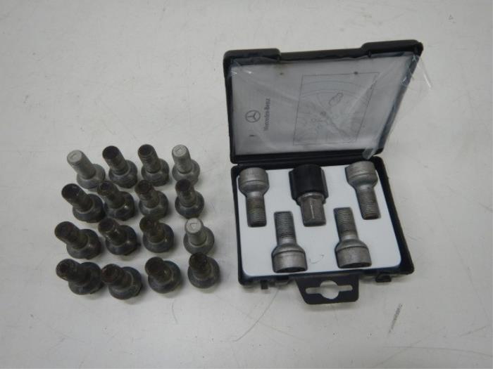 Mercedes-Benz C-Klasse W205 C63 Wielboutenset+ Sloten B