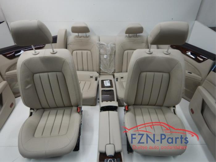 Mercedes Benz CLS W218 Interieur Leder Seidebeige Dashboard Stoelen Elektrisch Verstelbaar En verwarmd, Memory Stoelen Geen Airbags Stoelventilatie