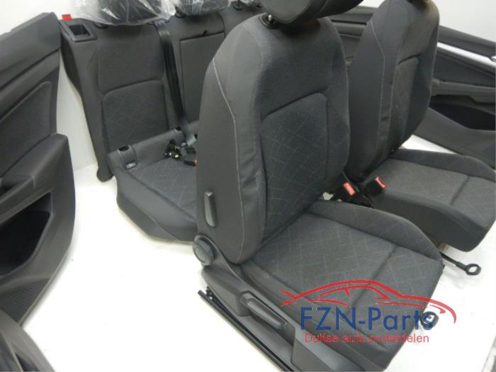 VW Golf 8 Interieur Stof Comfortline met Deurpanelen RHD 2.0 TDI GTD 143527 01-09-2020 07-03-2024
1.0 eTSI