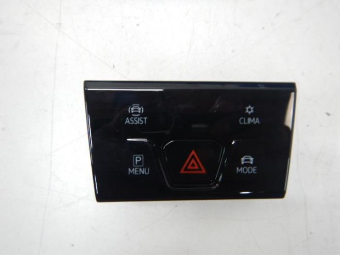 VW Golf 8 Dashboard Gevarenlichtschakelaar schakelassistent