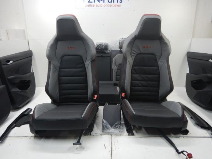 VW Golf 8 Facelift GTI Interieur Leer Compleet Zwart Grijs Rood Voorstoelen Memory, Elektrisch Verstelbaar, VerwarmbaarVerkoelbaar Deurpanelen Verlicht Geen AirbagsInterieur, Compleet 2.0 GTI Clubsport