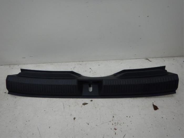 VW Golf 8 Variant Instapbekleding Achterklep