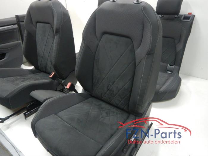 VW Golf 8 5H Interieur Stof Alcantara met Deurpanelen Voorstoelen elektrisch hoogteverstelbaarMassage MIST MODULE Eigen airbags overzetten GEEN STOELVERWARMING5 deurs , Interieur , Stof Alcantara , Stoel Stoelen Achterbank Deurpaneel
