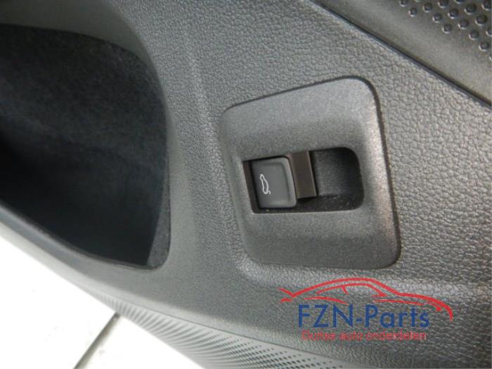 VW Tiguan 571 Life Edition Stof Leer Interieur+ Deurpanelen Voorstoelen Hoogteverstel en VerwarmbaarZonder StoelairbagOude overzettenInterieur, Verwarmbaar, Deurpanelen, Stof leer, Tiguan 571 2.0 TDI 157056