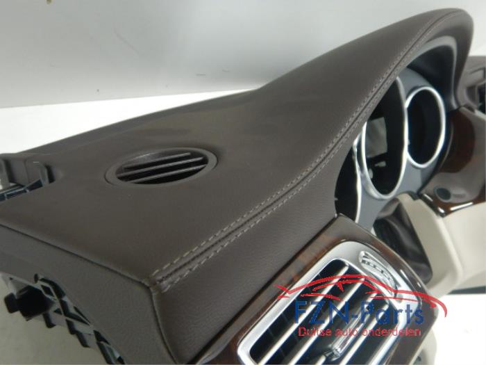 Mercedes Benz CLS W218 Interieur Leder Seidebeige Dashboard Stoelen Elektrisch Verstelbaar En verwarmd, Memory Stoelen Geen Airbags Stoelventilatie