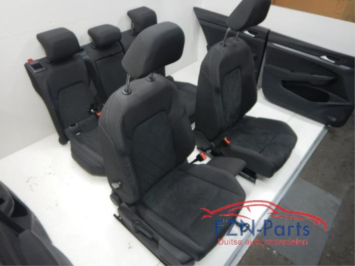 VW Golf 8 5H Interieur Stof Alcantara met Deurpanelen Voorstoelen elektrisch hoogteverstelbaarMassage MIST MODULE Eigen airbags overzetten GEEN STOELVERWARMING5 deurs , Interieur , Stof Alcantara , Stoel Stoelen Achterbank Deurpaneel