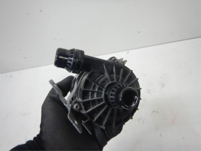 Extra waterpomp Mercedes Sprinter (22729257)