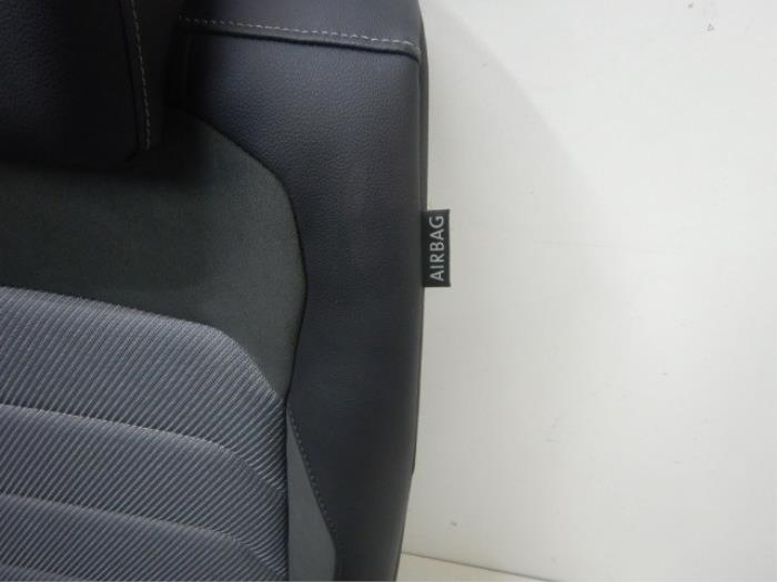 VW Tiguan 5NA R-Line Interieur Alcantara Stof Leer Verwarmd Voorstoelen hoogteverstel en verwarmbaarAirbags voorAirbags Achter overzettenZonder deurpanelenOude airbags retourInterieur, Stof, Leer, Alcantara, Tiguan 5NA