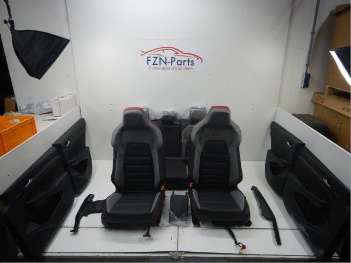 VW Golf 8 Facelift GTI Interieur Leer Compleet Zwart Grijs Rood Voorstoelen Memory, Elektrisch Verstelbaar, VerwarmbaarVerkoelbaar Deurpanelen Verlicht Geen AirbagsInterieur, Compleet 2.0 GTI Clubsport