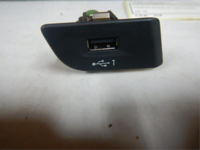 AUX/USB aansluiting Audi Q2 (22732796)