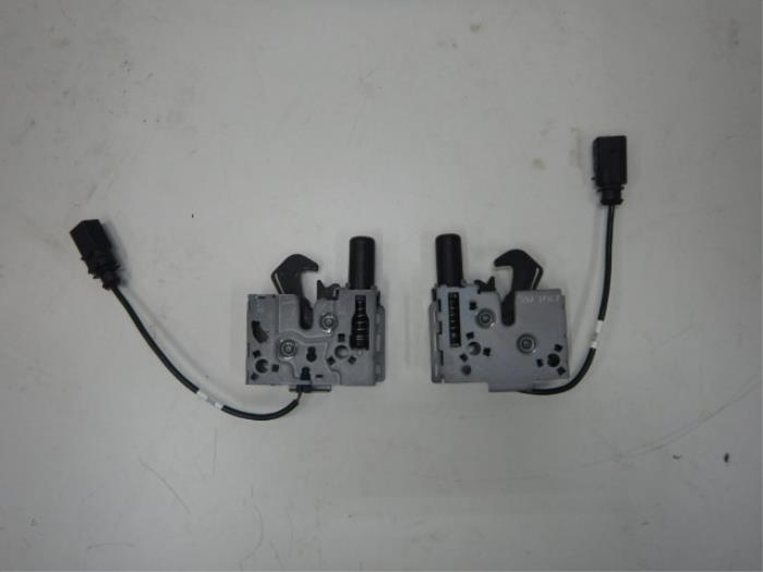 Audi A3/ RS3 8Y Motorkapsloten Set L / R