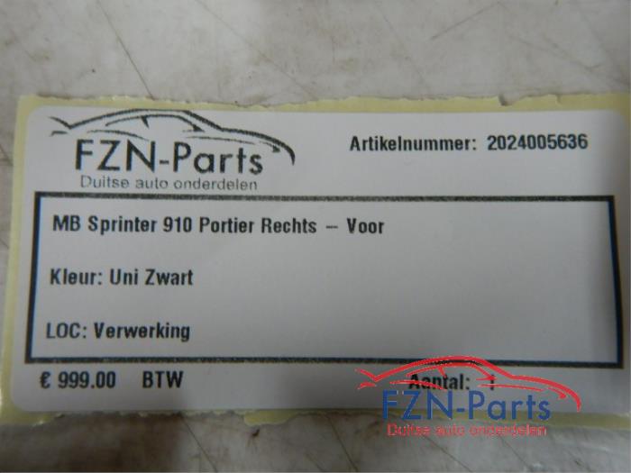 Mercedes-Benz Sprinter W907 Portier Rechts-voor