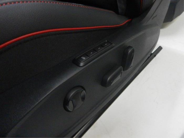 VW Golf 8 Facelift GTI Interieur Leer Compleet Zwart Grijs Rood Voorstoelen Memory, Elektrisch Verstelbaar, VerwarmbaarVerkoelbaar Deurpanelen Verlicht Geen AirbagsInterieur, Compleet 2.0 GTI Clubsport