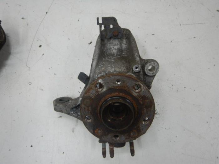 VW Passat B6 Fusee Links-Voor