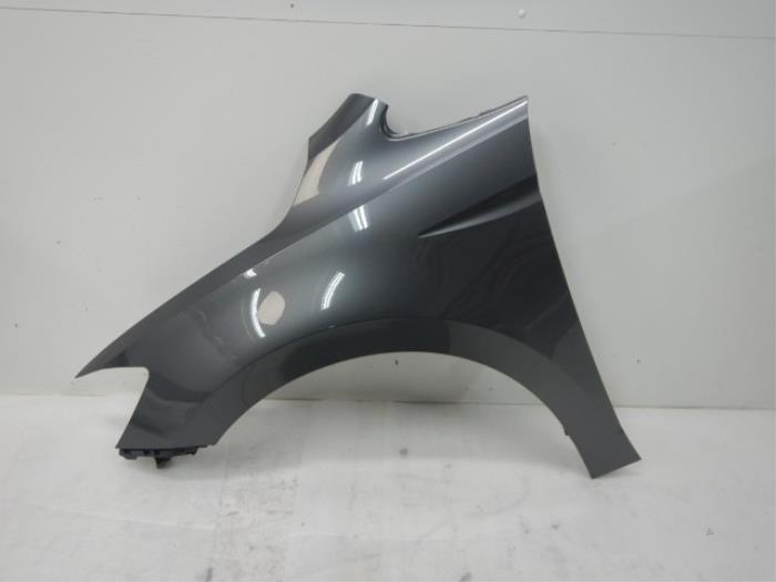 VW Touran 5TA Zijscherm Spatscherm Links LR7H Kleur: LR7H Indium Grau