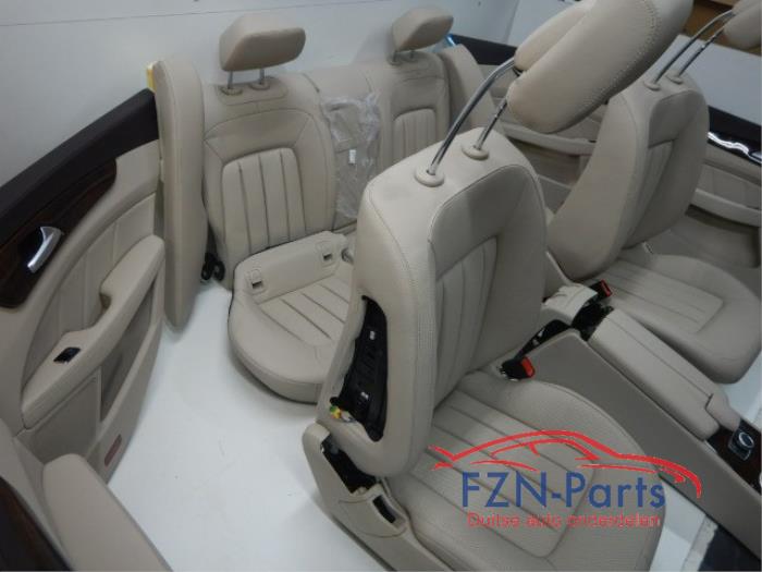 Mercedes Benz CLS W218 Interieur Leder Seidebeige Dashboard Stoelen Elektrisch Verstelbaar En verwarmd, Memory Stoelen Geen Airbags Stoelventilatie