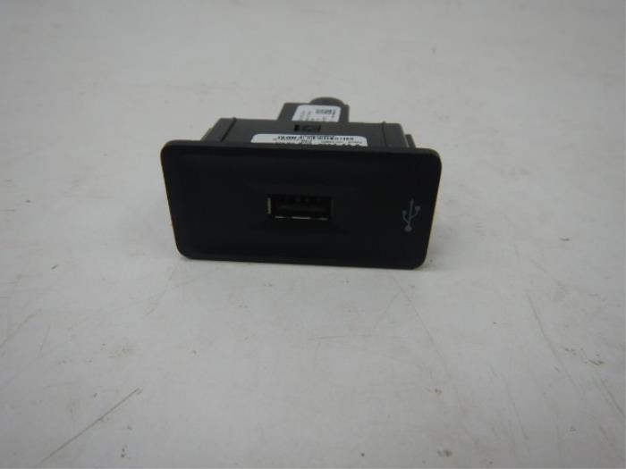 AUX/USB aansluiting Volkswagen Caddy (22740311)