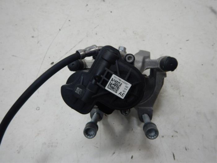 VW Passat B8 Remklauw Links-Achter