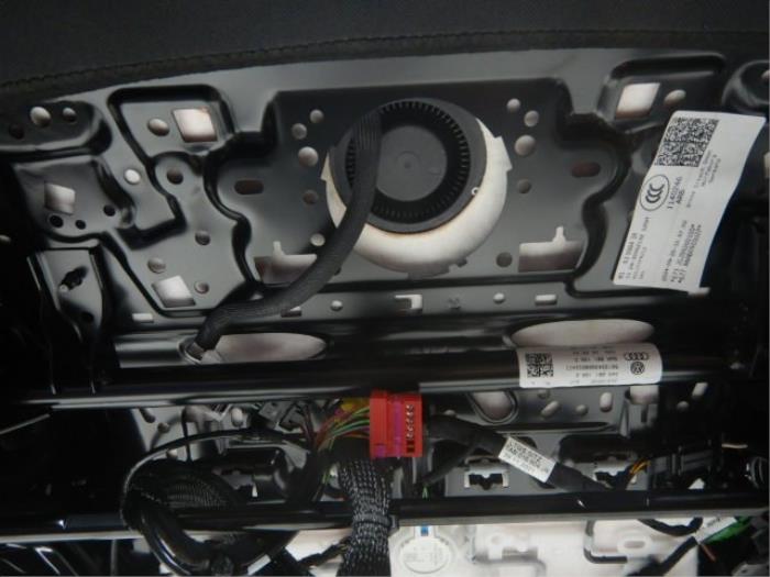 VW Golf 8 Facelift GTI Interieur Leer Compleet Zwart Grijs Rood Voorstoelen Memory, Elektrisch Verstelbaar, VerwarmbaarVerkoelbaar Deurpanelen Verlicht Geen AirbagsInterieur, Compleet 2.0 GTI Clubsport