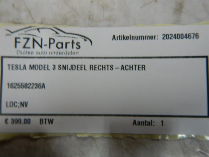 Snijdeel achter Tesla Model 3 (22744420)