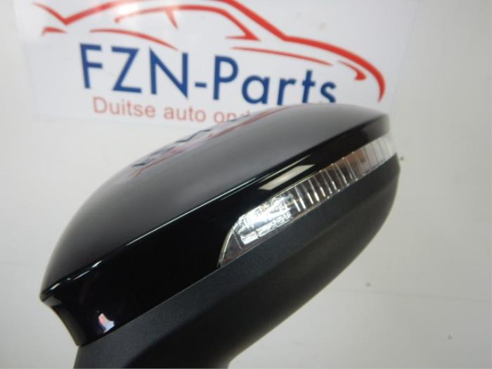 VW Golf 8 Facelift Spiegel Links Inklapbaar Side-assist ( Zij buitenspiegel ) Kleur: LY9T Mythosschwarz ZwartElektrisch verstel verwarm en inklapbaarSide assist past alleen op golf 8 Zij buiten spiegel huis compleet spiegelkap spiegelglas