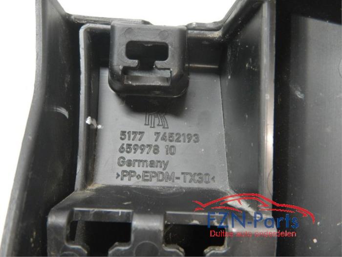 Zijskirt links Rolls Royce Cullinan (22727535)