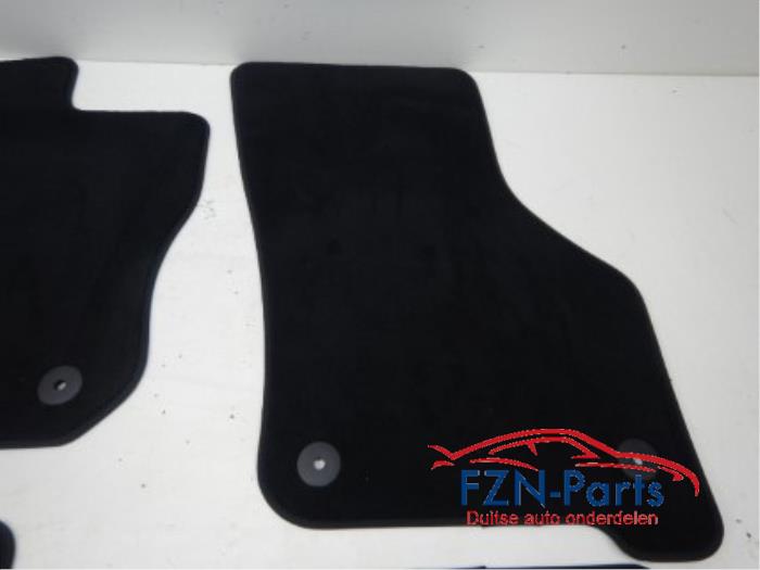 VW Golf 8 mattenset set zwart stiksel NIEUW