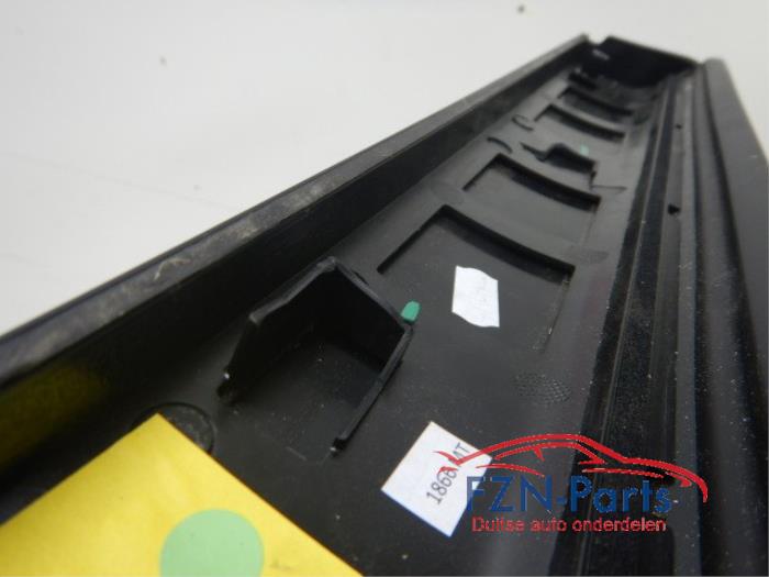 Zijskirt links Rolls Royce Cullinan (22727535)
