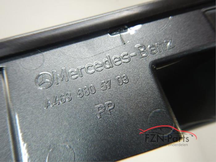 Wielrand achter Mercedes G-Klasse (22744493)