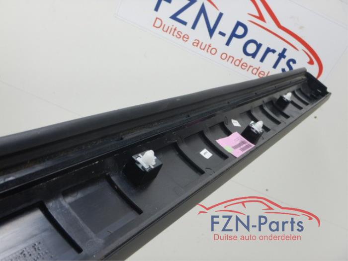 Zijskirt links Rolls Royce Cullinan (22727551)