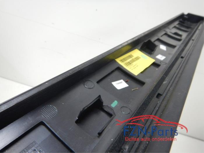 Zijskirt links Rolls Royce Cullinan (22727535)