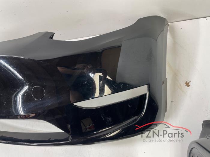 Tesla model Y Voorbumper zwart kaal
