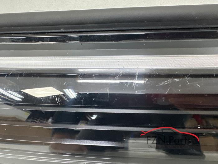 VW Tiguan 571 Verlichte grille Rechts