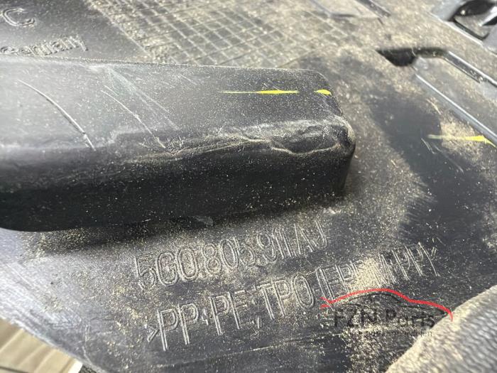 VW Golf 7 modderkuip links voor kleine deel