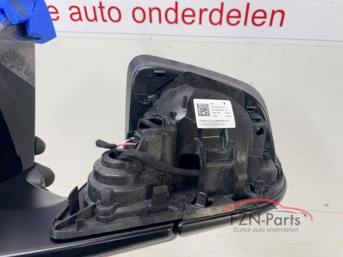 Tesla Model Y zij buiten spiegel links