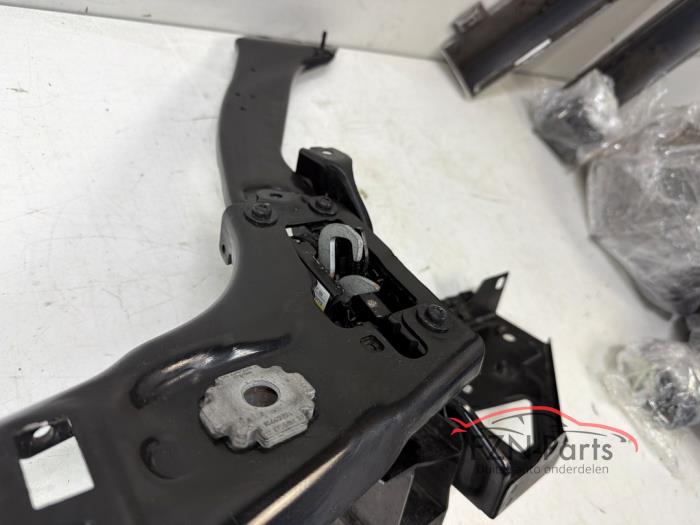 BMW X1 F48 Front paneel steun met sloten