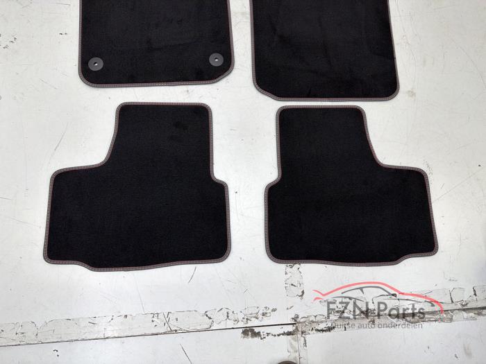 VW Up! Vloer mat matten set compleet Grijs/rood stiksel