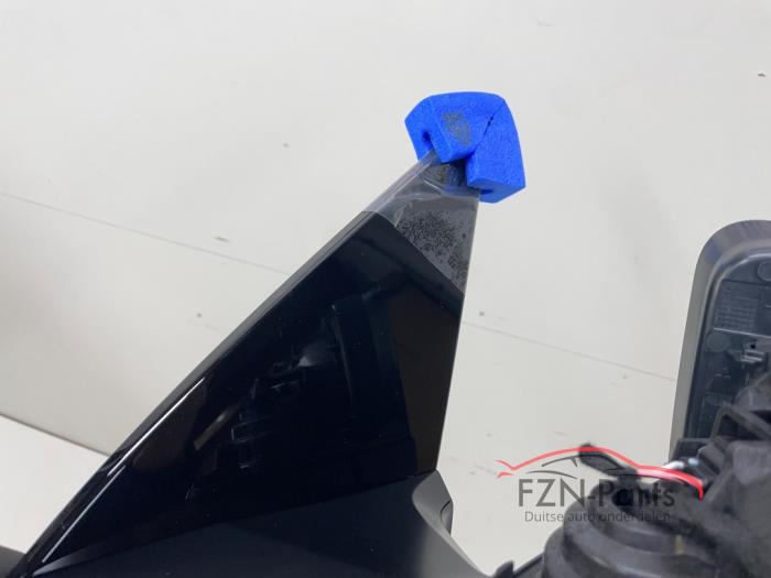 Tesla Model Y zij buiten spiegel links